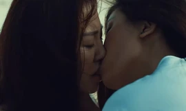 Hậu 'lừa' cưới, Văn Mai Hương ‘khóa môi’ Đồng Ánh Quỳnh đắm đuối gây sốc