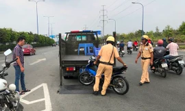 CSGT đưa phương tiện bị đối tượng bỏ lại về trụ sở.