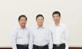 Ông Nguyễn Thanh Tùng - Tổng giám đốc, ông Võ Minh Tuấn - Chủ tịch HĐQT; và ông Huỳnh Phương - thành viên HĐQT DongA Bank (từ trái qua phải). Ảnh: DAB.