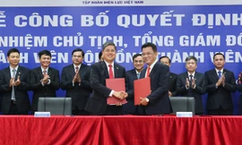 Bàn giao chức vụ Tổng giám đốc EVNCPC giữa ông Võ Quang Lâm và ông Ngô Tấn Cư. Ảnh: EVNCPC