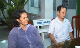 Bà Thạch Thị Quắn và anh Mai Hữu Lợi. Ảnh: PLO