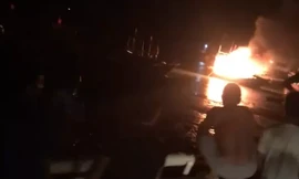 Chiếc tàu cá bất ngờ nổ, cháy khiến 2 người chết, 1 người mất tích và 7 người bị thương. Ảnh: NLĐ