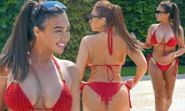 Sao truyền hình Anh khoe đường cong ‘bỏng rẫy’ với bikini đỏ rực