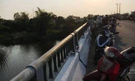 Bản tin 8H: Nam thanh niên bỏ ba lô trên cầu nhảy sông tự tử