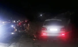 Chiếc Mercedes nằm lọt trên vỉa hè sau khi gây tai nạn liên hoàn.