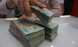 Lãi suất tiền gửi tại một số nhà băng nhích lên sau Tết. Ảnh: Anh Tú.