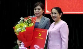 Phó Bí thư Thành ủy TPHCM Võ Thị Dung đã trao quyết định của Ban Thường vụ Thành ủy TPHCM điều động và bổ nhiệm đồng chí Nguyễn Trần Phượng Trân. Ảnh: Báo Chính phủ