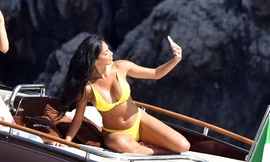 Nicole Scherzinger diện bikini vàng rực rỡ, khoe dáng ‘bốc lửa’ trên du thuyền
