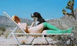 Miley Cyrus khỏa thân tắm nắng giữa sa mạc