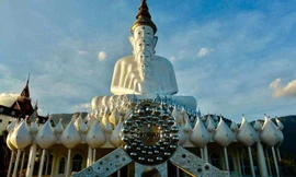 Chiêm ngưỡng ngôi đền trên vách thủy tinh - 'kỳ quan nhân tạo' độc đáo Thái Lan