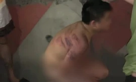 Thiếu niên bị mẹ đánh, bắt quỳ ngoài đường vì nói dối. (Ảnh: Người dân cung cấp).