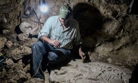 Nhà khảo cổ Marcello Canuto nghiên cứu bàn thờ cổ 1.500 tuổi của người Maya. 