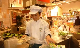 Du học sinh làm thêm, có tiền gửi về cho bố mẹ chỉ là ảo tưởng