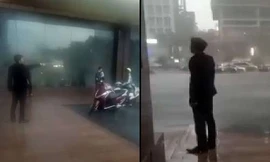 Bảo vệ khách sạn đuổi người trú mưa. Ảnh cắt từ clip