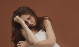 Nữ nghệ sĩ vẽ tranh bằng… ngực gây sửng sốt