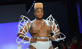 Người mẫu sống sót sau ung thư vú để ngực trần nguyên sẹo catwalk gây xúc động