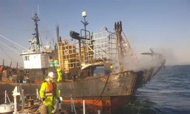 Lực lượng chức năng xử lý hiện trường vụ cháy. Ảnh: Tân Hoa Xã