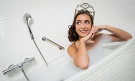 Nhìn gần nhan sắc nữ sinh 18 tuổi đăng quang Hoa hậu Bỉ 2019