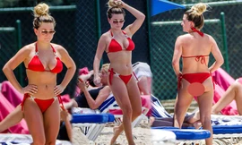 Hoa hậu Anh từng bị tước vương miện khoe dáng với bikini trên bãi biển