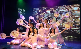 Thí sinh Đại sứ Hoa Anh Đào nền nã trong tà áo dài Việt 