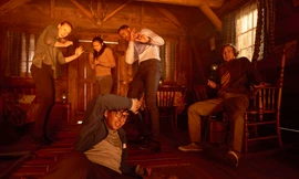 Hoa, nến, đồ chơi để bên ngoài cơ sở escape room bị cháy ở Ba Lan để tưởng nhớ 5 thiếu nữ xấu số. Ảnh: AP.