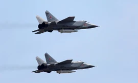 Máy bay chiến đấu MiG-31K mang theo tổ hợp tên lửa siêu thanh Kinzhal xuất hiện trên bầu trời Moscow trong Lễ duyệt binh kỷ niệm Ngày Chiến thắng (9-5-2018). Ảnh: TASS.