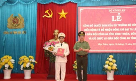Thượng tướng Nguyễn Văn Thành, Thứ trưởng Bộ Công an trao quyết định điều động và bổ nhiệm Đại tá Lê Việt Thắng (Ảnh: Công an tỉnh Bạc Liêu)