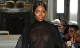 ‘Báo đen’ Naomi Campbell diện váy xuyên thấu lộ ngực trên sàn catwalk