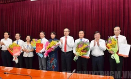Lãnh đạo thành phố Hồ Chí Minh trao quyết định và chúc mừng các tân Ủy viên Ban Chấp hành Đảng bộ thành phố Hồ Chí Minh.