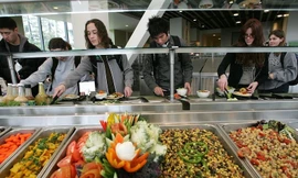 Học phí đắt đỏ, sinh viên Mỹ nhịn đói, bỏ bữa để có tiền trang trải