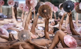 100 người khỏa thân nằm trước trụ sở Facebook ở New York để phản đối chính sách kiểm duyệt của nền tảng mạng xã hội đình đám này. Ảnh: Stephanie Keith