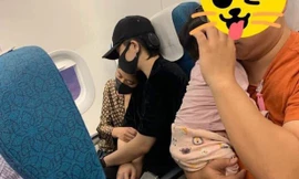 Hoàng Thùy Linh bị bắt gặp tựa vai, khoác tay Gil Lê trên máy bay