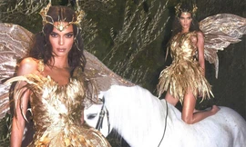 ‘Chân dài đắt giá nhất thế giới’ hóa nữ thần cưỡi bạch mã hút hơn 10 triệu like