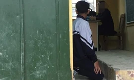 Bức ảnh nam sinh quỳ trong lớp học lan truyền trên mạng xã hội.