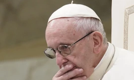 Giây phút trầm tư của Giáo hoàng Francis tại Vatican hôm 22/8/2018. Ảnh: AP. 