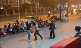 Bảo vệ đánh phụ nữ trước trung tâm thương mại. Ảnh cắt từ clip