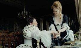 Cảnh phim trong “The Favourite”.