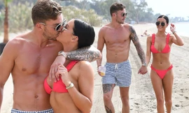 Mỹ nhân Anh Shelby Tribble sexy với bikini, đắm đuối hôn bạn trai trên biển