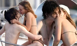 Ái nữ Johnny Depp diện bikini bé xíu hôn bạn trai đắm đuối trên biển