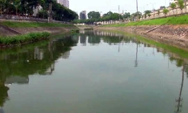 Nước sông Tô Lịch ngày 11/7, sau hai ngày được xả nước từ Hồ Tây. Ảnh. Bá Đô