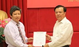 Bộ trưởng Đinh Tiến Dũng trao quyết định cho đồng chí Phạm Văn Trường. Ảnh: Báo Chính phủ