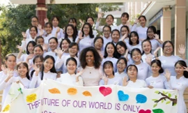 Bà Michelle Obama đã đến thăm các nữ sinh trường THPT Cần Giuộc, Long An. Ảnh: Instagram