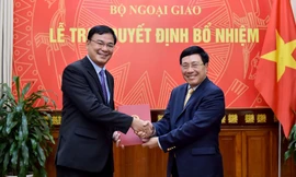 Ủy viên Bộ Chính trị, Phó Thủ tướng, Bộ trưởng Ngoại giao Phạm Bình Minh trao quyết định cho ông Phạm Quang Hiệu. Ảnh: TQ