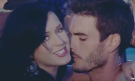 Mẫu nam tố Katy Perry quấy rối nghiện đăng ảnh khoả thân