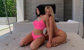 Kylie Jenner cùng bạn thân đọ dáng ‘bóng rẫy’ trên bể bơi