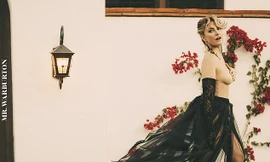 Mädchen Amick tự tin bán nude khoe vóc dáng nuột nà khó tin tuổi 50