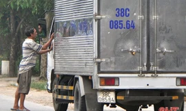 Bản tin 8H: Người đàn ông nhiều lần lao ra đường chặn xe xin tiền