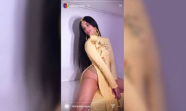 Loạt báo quốc tế uy tín chỉ trích nữ ca sĩ Mỹ mặc áo dài không quần