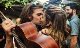 Bỏ bạn gái đồng tính, con gái Michael Jackson vui vẻ bên bạn trai mới