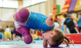 Cô bé mất cả tứ chi khiến thế giới ‘ngả mũ’ 